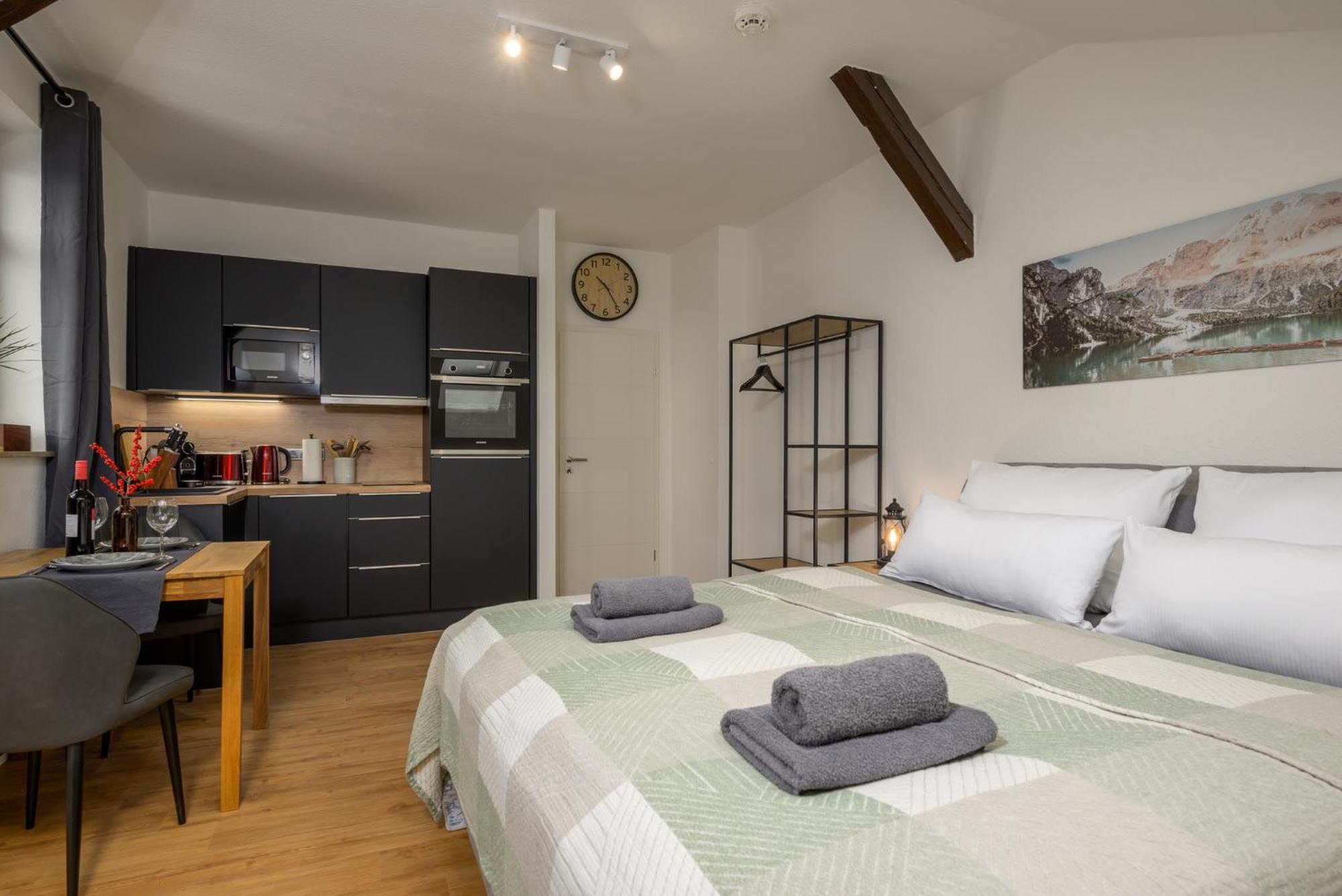 Sweethome - Zentral - Kueche & Parkplatz, Wifi Halle  Bagian luar foto