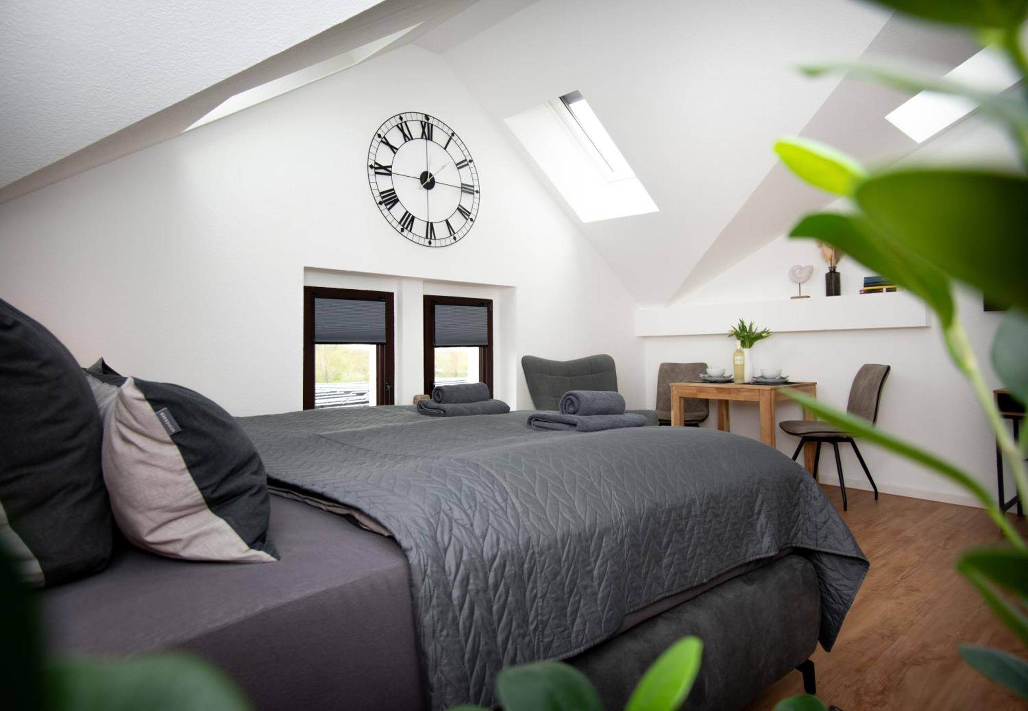 Sweethome - Zentral - Kueche & Parkplatz, Wifi Halle  Bagian luar foto