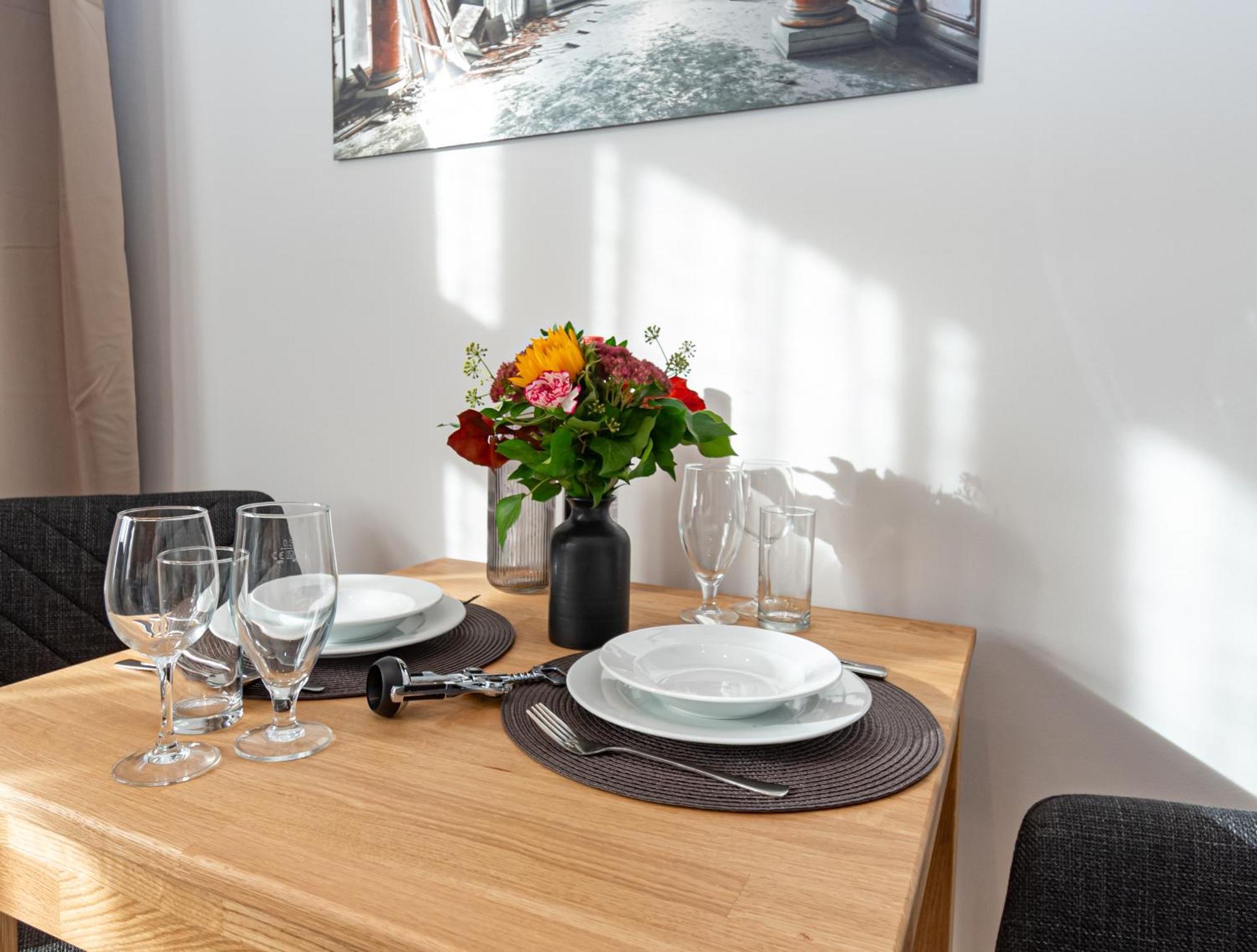 Sweethome - Zentral - Kueche & Parkplatz, Wifi Halle  Bagian luar foto