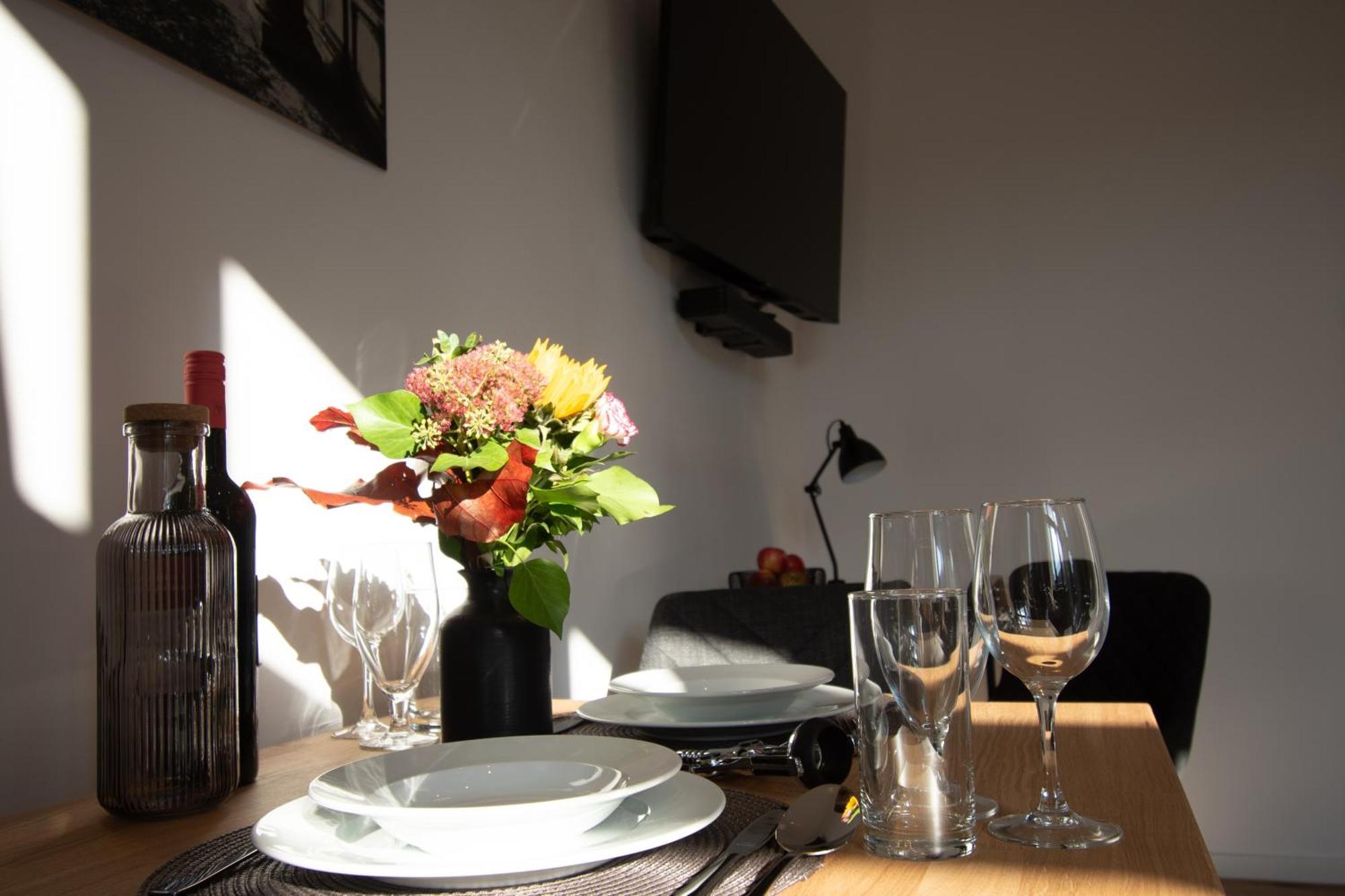 Sweethome - Zentral - Kueche & Parkplatz, Wifi Halle  Bagian luar foto