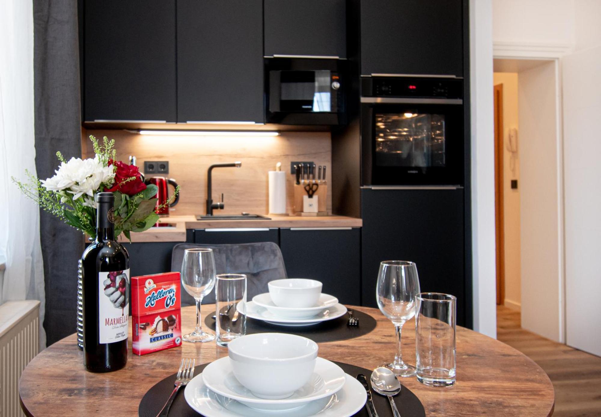 Sweethome - Zentral - Kueche & Parkplatz, Wifi Halle  Bagian luar foto