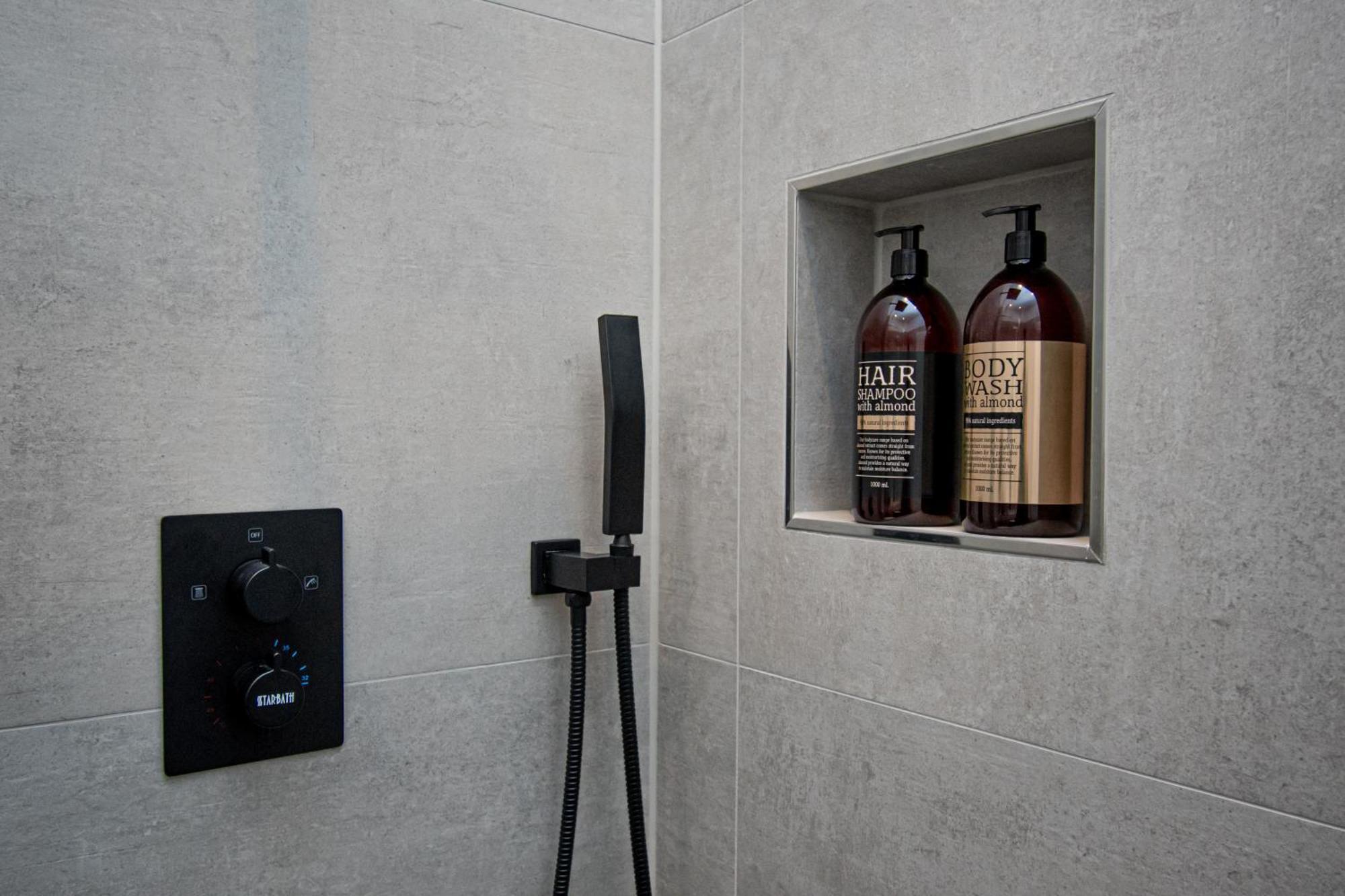 Sweethome - Zentral - Kueche & Parkplatz, Wifi Halle  Bagian luar foto