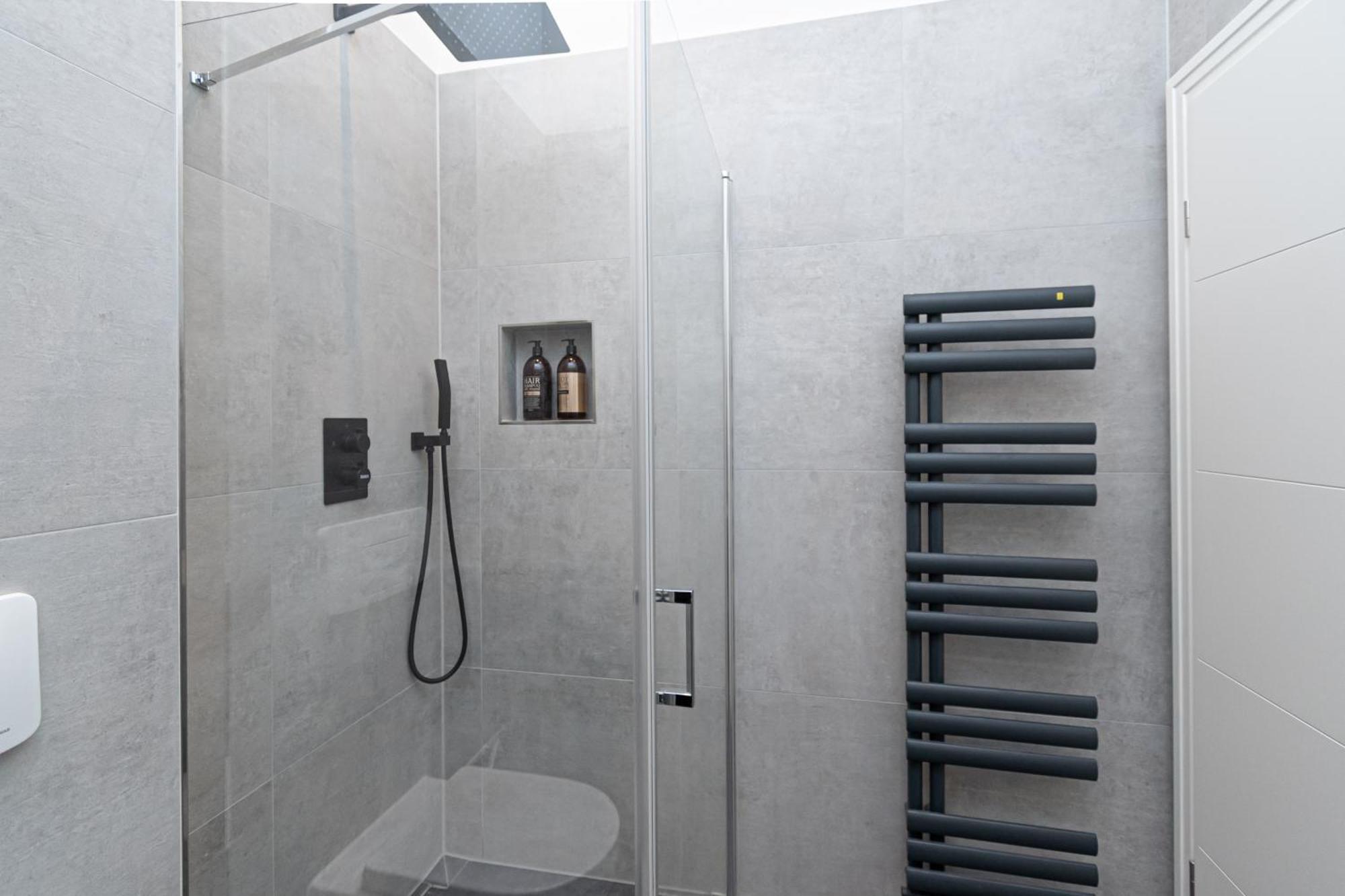 Sweethome - Zentral - Kueche & Parkplatz, Wifi Halle  Bagian luar foto