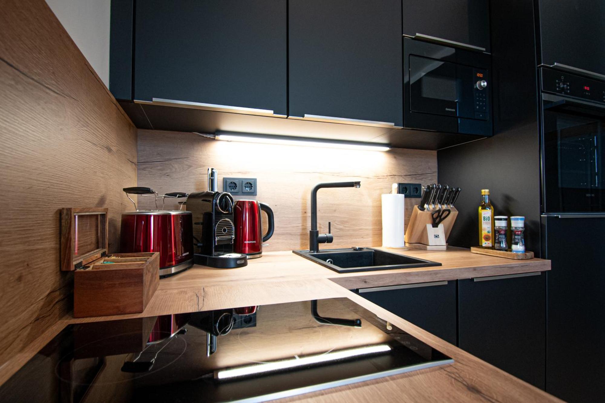 Sweethome - Zentral - Kueche & Parkplatz, Wifi Halle  Bagian luar foto