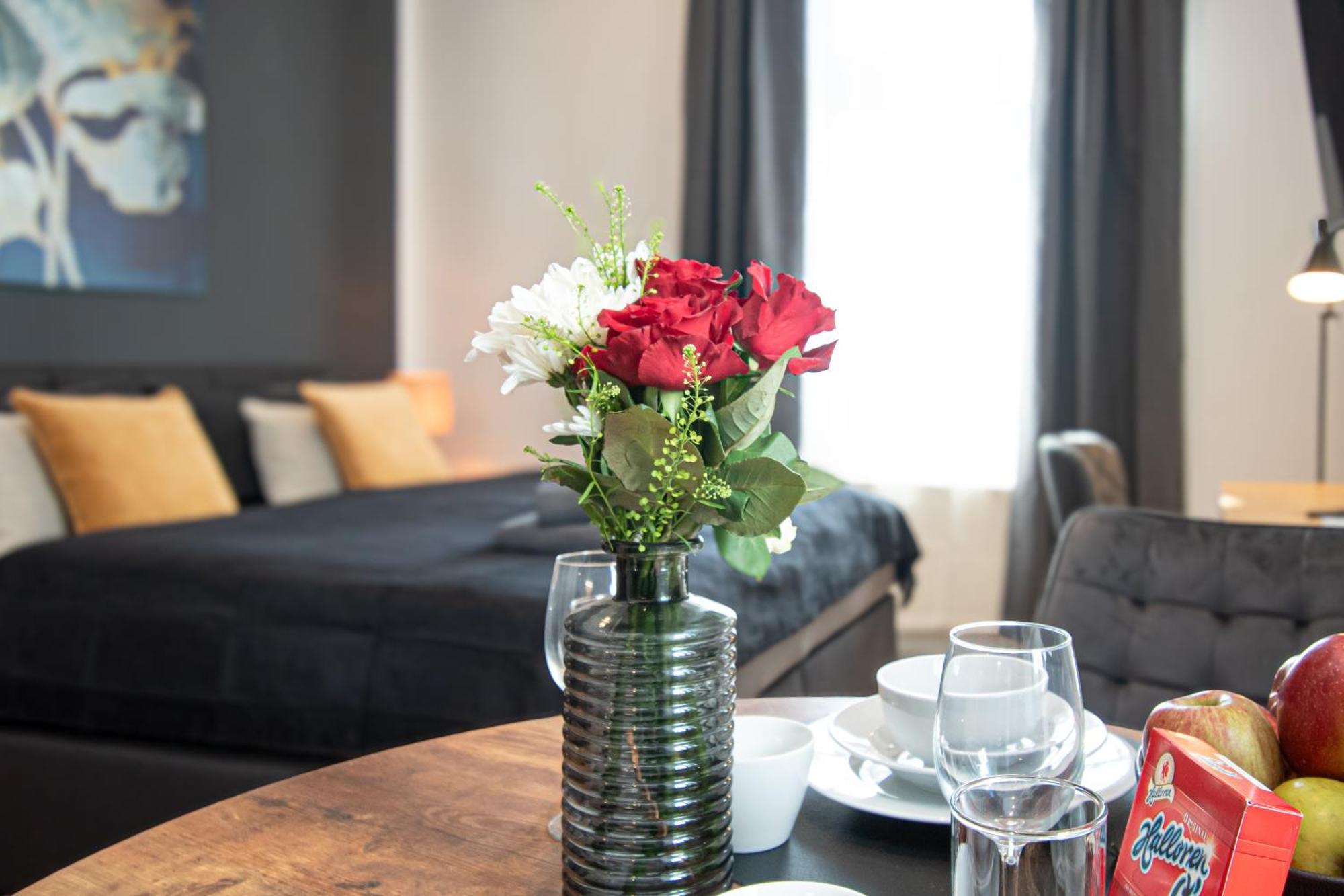 Sweethome - Zentral - Kueche & Parkplatz, Wifi Halle  Bagian luar foto